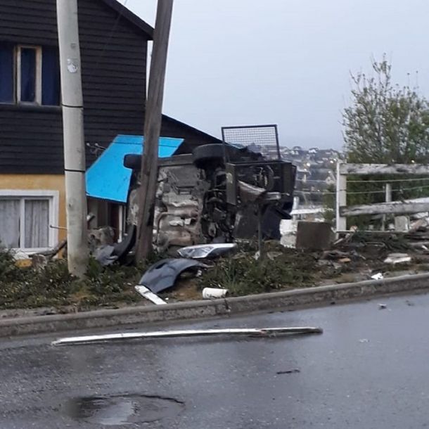 Tierra del Fuego: manejaba borracho, chocó contra un medidor de gas y volcó en el patio de una casa