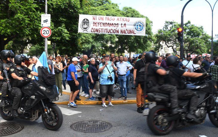 La CGT, la CTA y organizaciones sociales movilizan a Tribunales por el DNU de Javier Milei