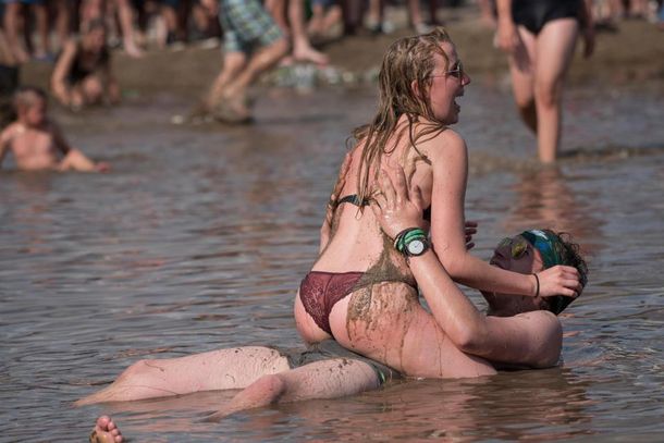 Jugaron semidesnudos en el barro de Woodstock Polonia - Crédito:&nbsp;ALAMY LIVE NEWS