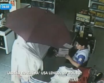 Se viste de fantasma para robar