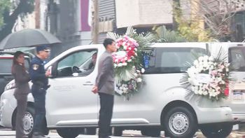 El cortejo fúnebre camino al cementerio. Foto: captura TN. El cortejo fúnebre camino al cementerio. Foto: captura TN.