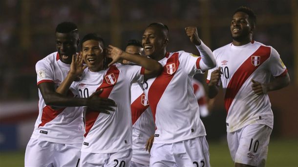 Edison Flores festeja el primer gol peruano