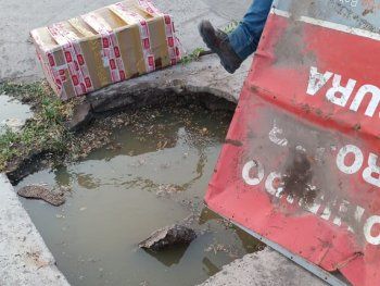 Bahía Blanca: una madre y su beba cayeron al pozo de una cloaca y se salvaron de milagro