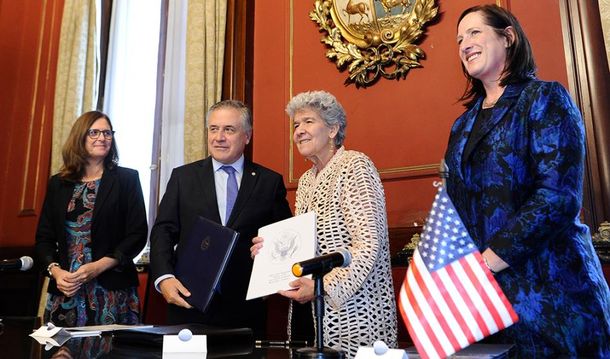 El canciller Omar Paganini rubricó el acuerdo con la jerarca estadounidense Marisa Lago.