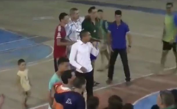 VIDEO: cayó al suelo, lo dieron por muerto y tuvo que aclarar que era una broma