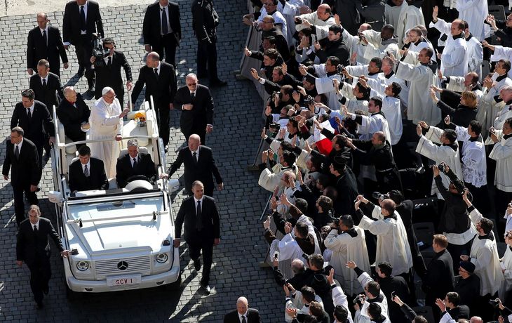Un jeep abierto en lugar del papamóvil blindado para el Papa