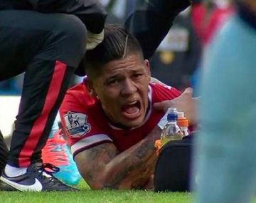 Marcos Rojo se dislocó el hombro izquierdo durante el partido del Manchester