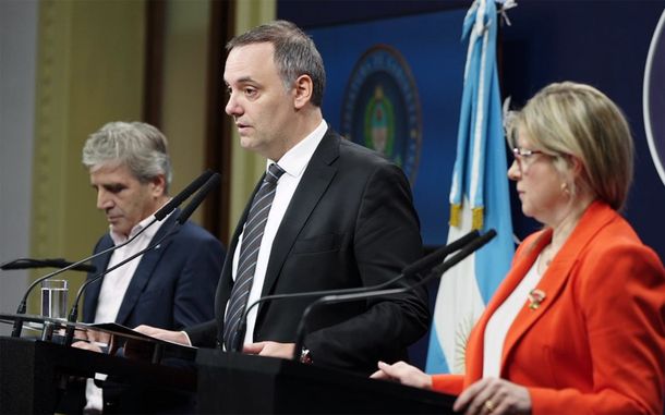 Sobresueldos y riesgo Adorni: las preguntas que incomodaron al jefe de Gabinete y a Luis Caputo