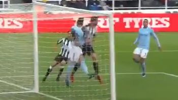 dejo la vida: la heroica salvada de otamendi que casi le cuesta muy caro dejo la vida: la heroica salvada de otamendi que casi le cuesta muy caro