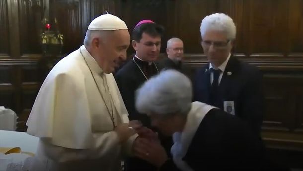 El Vaticano explicó por qué Francisco no dejó que besen su anillo papal