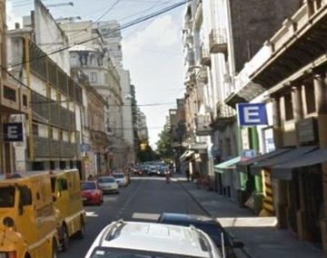 Fue al baño de un bar y cuando salió el local ya había cerrado sus puertas