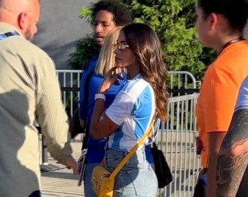  Antonela Roccuzzo en el acceso al Mercedes Benz Stadium.