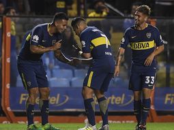 Edwin Cardona celebra con Cristian Pavón ante la mirada de Gonzalo Lamardo