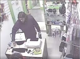 Filmaron a un hombre robando un celular y lo escrachan en Facebook