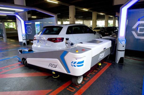 Instalarán un robot que estacionará automáticamente el auto en un aeropuerto
