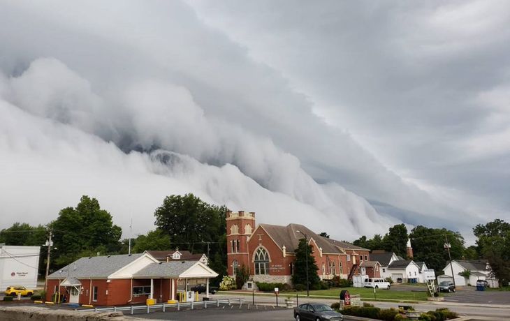 La espectacular nube tsunami que sorprendió a todos en un pueblo