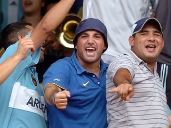 Mauro Martín (de azul) y Maximiliano Mazzaro (de remera rayada) durante un partido en La Bombonera.