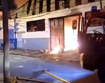 Voraz incendio destruye una pañalera en Lomas del Mirador