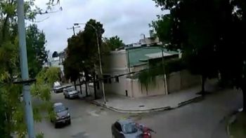 impactante choque entre un auto y una moto impactante choque entre un auto y una moto