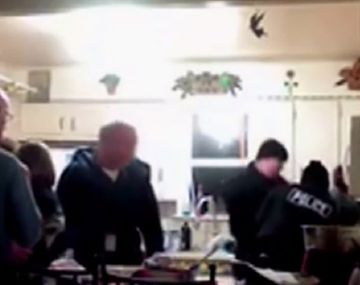 Mirá cómo unos policías detuvieron y golpearon a una mujer embarazada