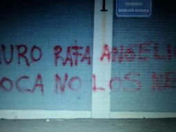 aparecieron pintadas en casa amarilla contra angelici y barras de boca aparecieron pintadas en casa amarilla contra angelici y barras de boca