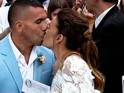 El beso de Tevez y Vanesa, marido y mujer El beso de Tevez y Vanesa, marido y mujer