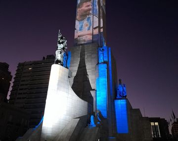El Monumento a la Bandera se vistió de Messi y Di María