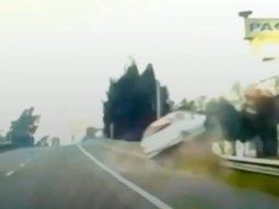 Impresionante vuelco en Panamericana: al menos dos muertos