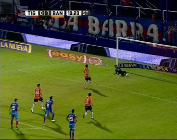 El momento en que Sarmiento la pica y la pelota se estrella en el travesaño