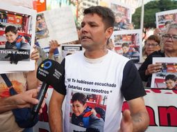 todos tienen que pagar: el dolor del padre de angel durante el reclamo en el obelisco todos tienen que pagar: el dolor del padre de angel durante el reclamo en el obelisco