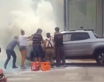 Insólito: se incendió una camioneta y apagaron el fuego a los sodazos