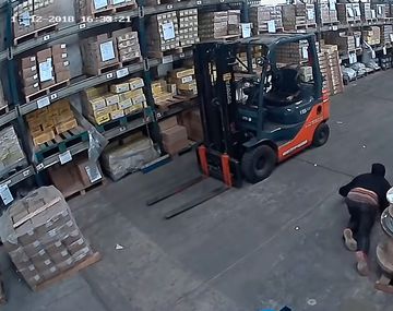 VIDEO: La maniobra de un ladrón para evitar ser detectado por los sensores de un comercio