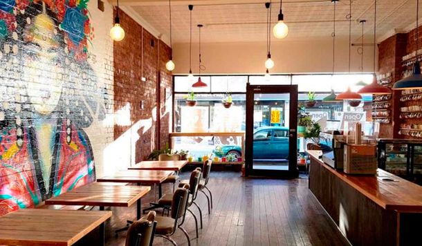 Para visibilizar la desigualdad salarial, un café obliga a los hombres a pagar 18% más