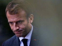 grabaron a macron bailando en un recital mientras francia es victima de la violencia policial