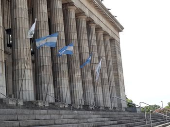 Apuñalaron a un turista australiano en la Facultad de Derecho: está grave