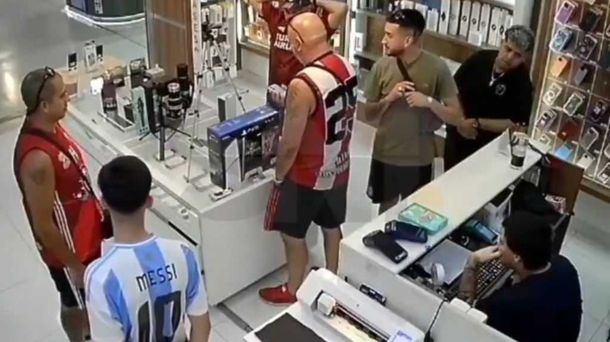 Video: un hincha de River fue detenido en Paraguay por robar un celular en una tienda