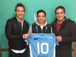 El Piojo posa con su nueva camiseta, otra más en su larga trayectoria