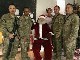 Papa Noel visitó a los soldados en Kabul
