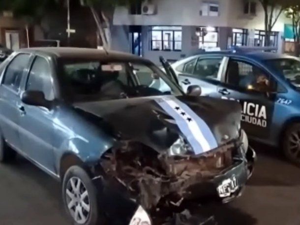 Accidente en Boedo: choque entre un auto y una moto dejó al motoquero herido