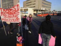 Mantienen bloqueada una bajada de la Autopista Illia