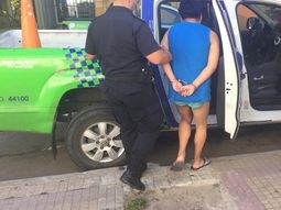 Una mujer fue asesinada a puñaladas en La Plata y detienen a su vecino.