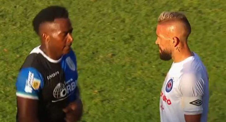 Repudiable acto de un jugador de Banfield en medio de la pandemia: escupió a un rival en el rostro