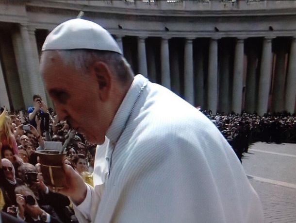 El Papa se tomó unos mates con un grupo de argentinos en la Plaza de San Pedro