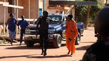 toma de rehenes en mali: tres muertos y aun quedan 90 personas cautivas toma de rehenes en mali: tres muertos y aun quedan 90 personas cautivas