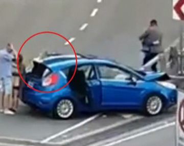 Un auto chocó en la 25 de Mayo y el conductor descartó una pistola