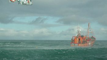 se incendio un pesquero con 17 ocupantes a la altura de bahia blanca se incendio un pesquero con 17 ocupantes a la altura de bahia blanca