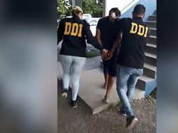 Momento en que la policía detiene al albañil de 58 años.