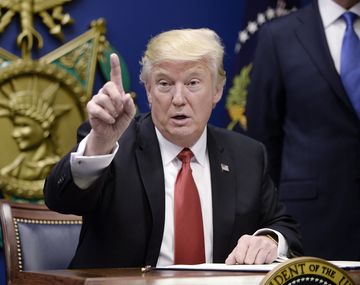 Polémico decreto de Trump contra los refugiados: suspendió su admisión