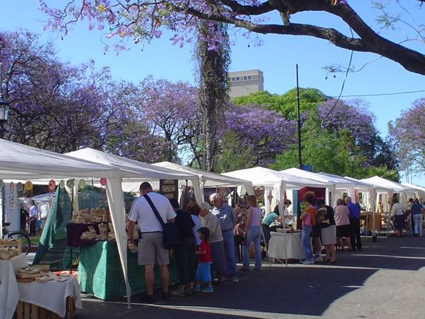 Los domingos las ferias inundan la ciudad y son un paseo ideal