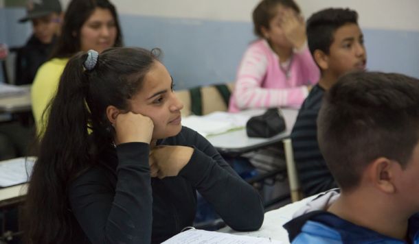 Sólo tres de cada diez estudiantes del secundario egresan a término